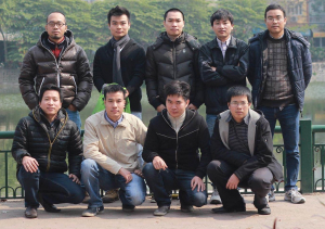 Anh Khánh đứng ngoài cùng bên trái